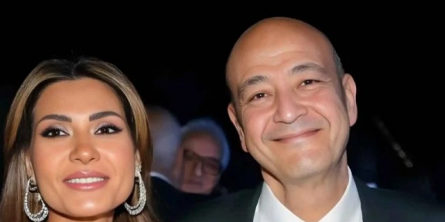 عمرو أديب وزوجته دينا طلعت يلفتان الأنظار برقصة رومانسية